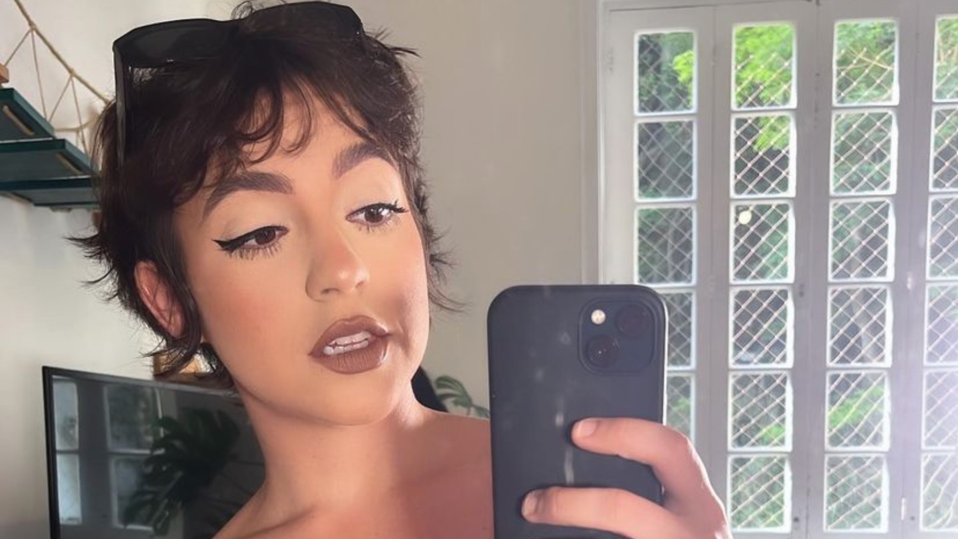 Atriz de Todas as Flores, Valentina Bandeira, posa de fio-dental: “Estou me achando”