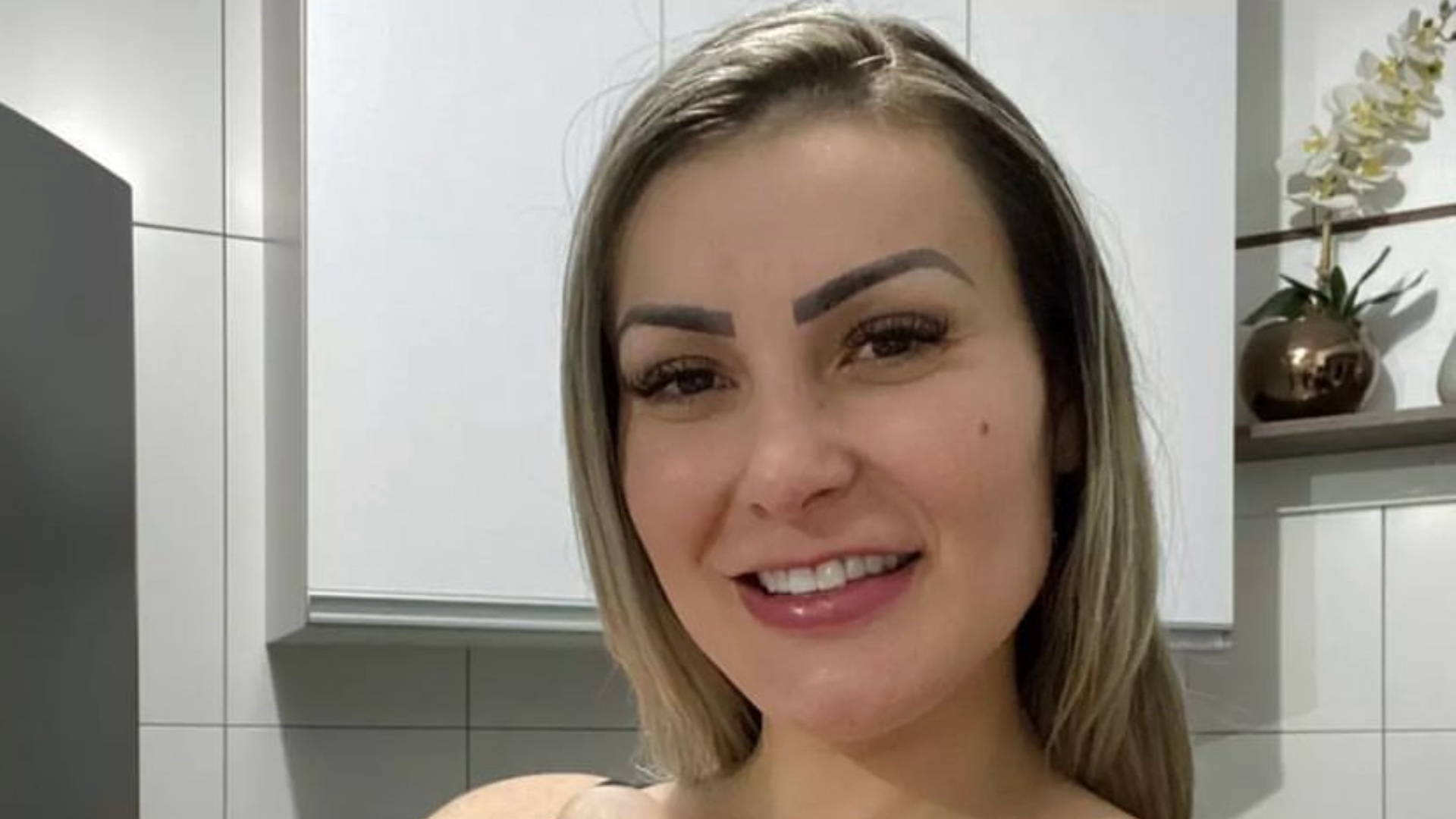 Andressa Urach grava vídeo emocionada após alta de clínica psiquiátrica