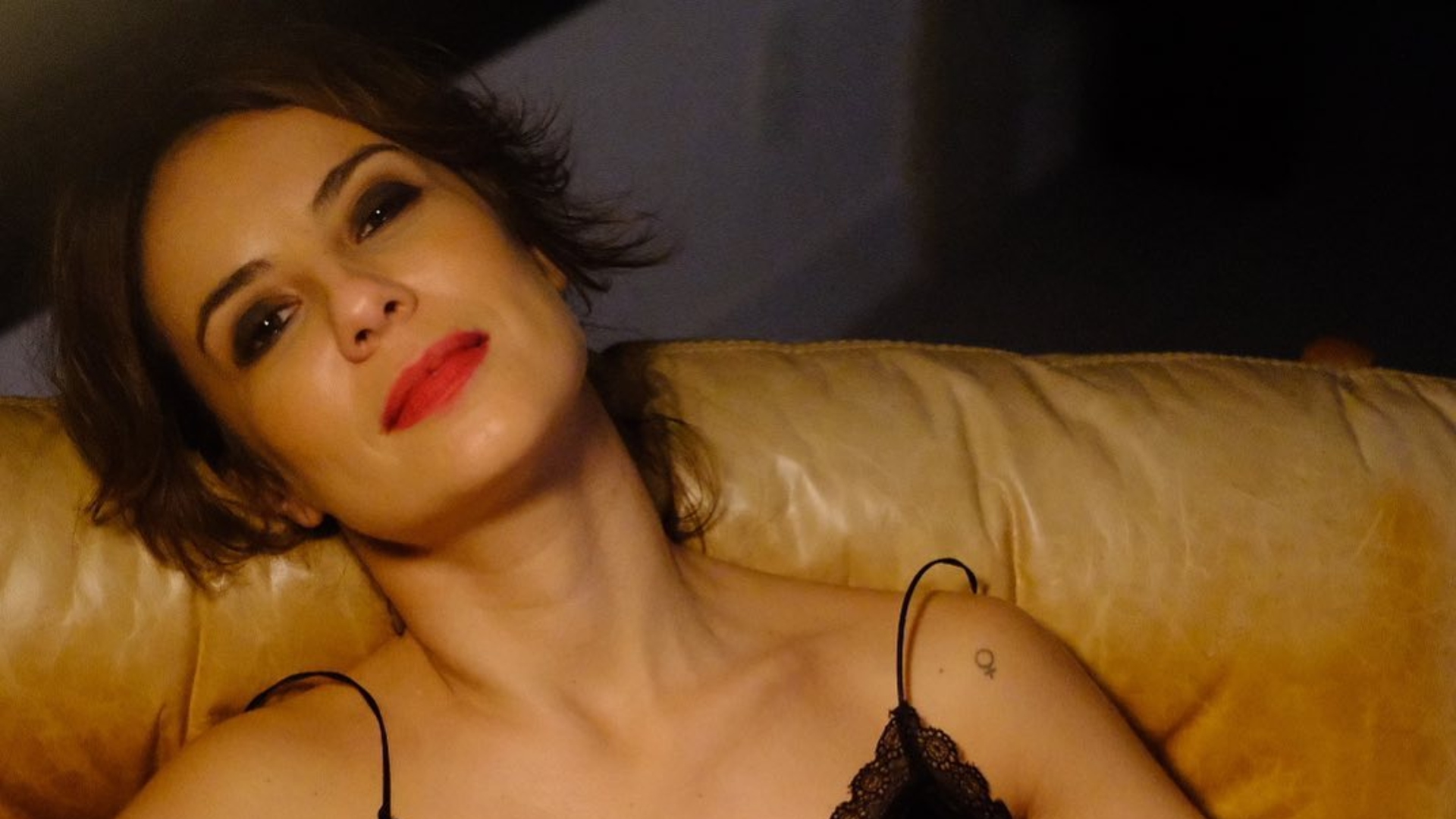 Andréia Horta ostenta curvas exuberantes em clique raro com biquíni preto