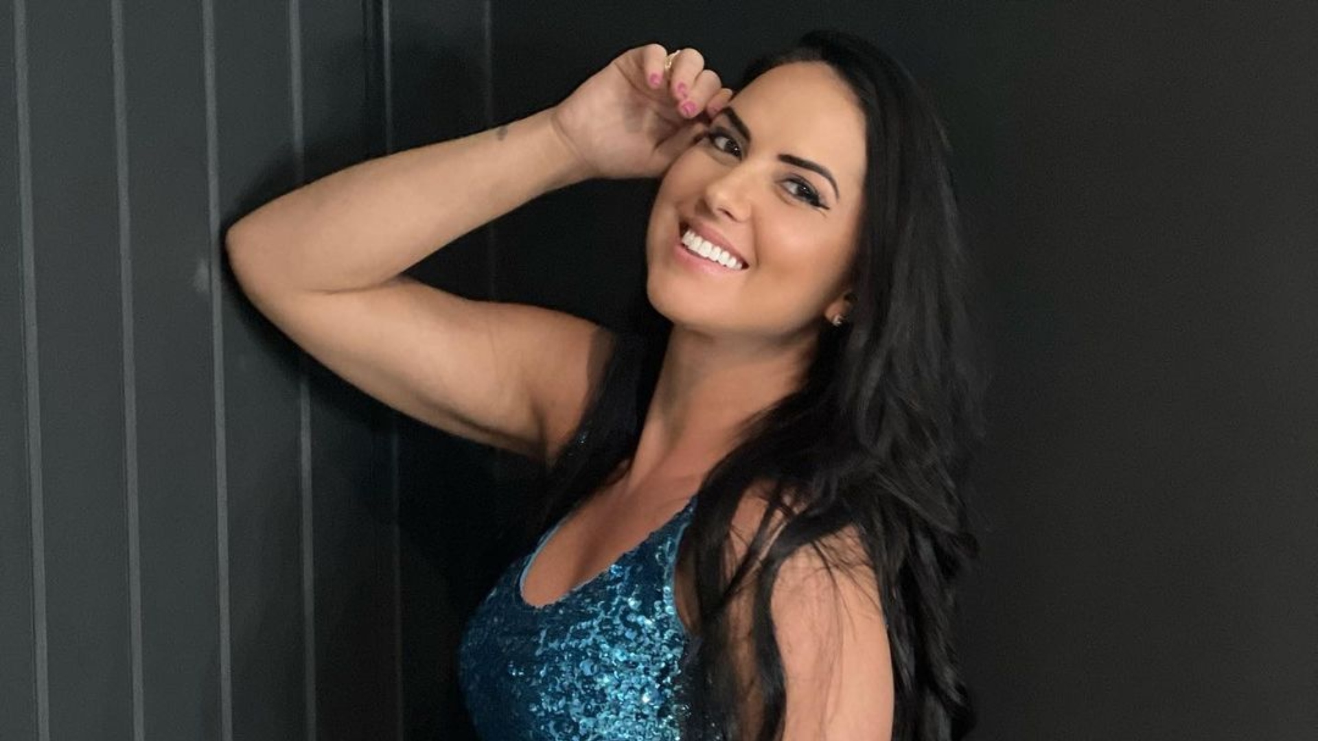 Esposa de Zezé Di Camargo, Graciele Lacerda ostenta curvas exuberantes com lingerie branca