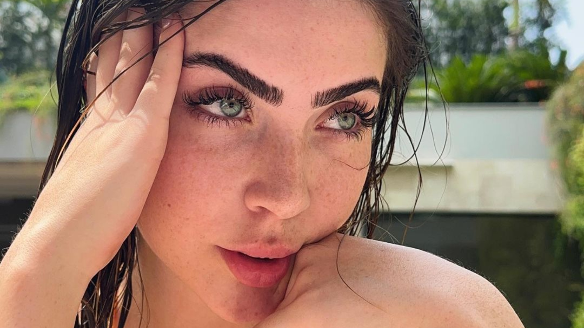 Jade Picon ostenta curvas exuberantes e barriga saradíssima de biquíni