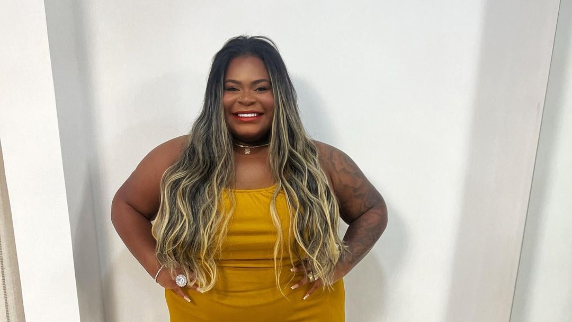 Jojo Todynho ostenta pernas torneadas com modelito coladíssimo