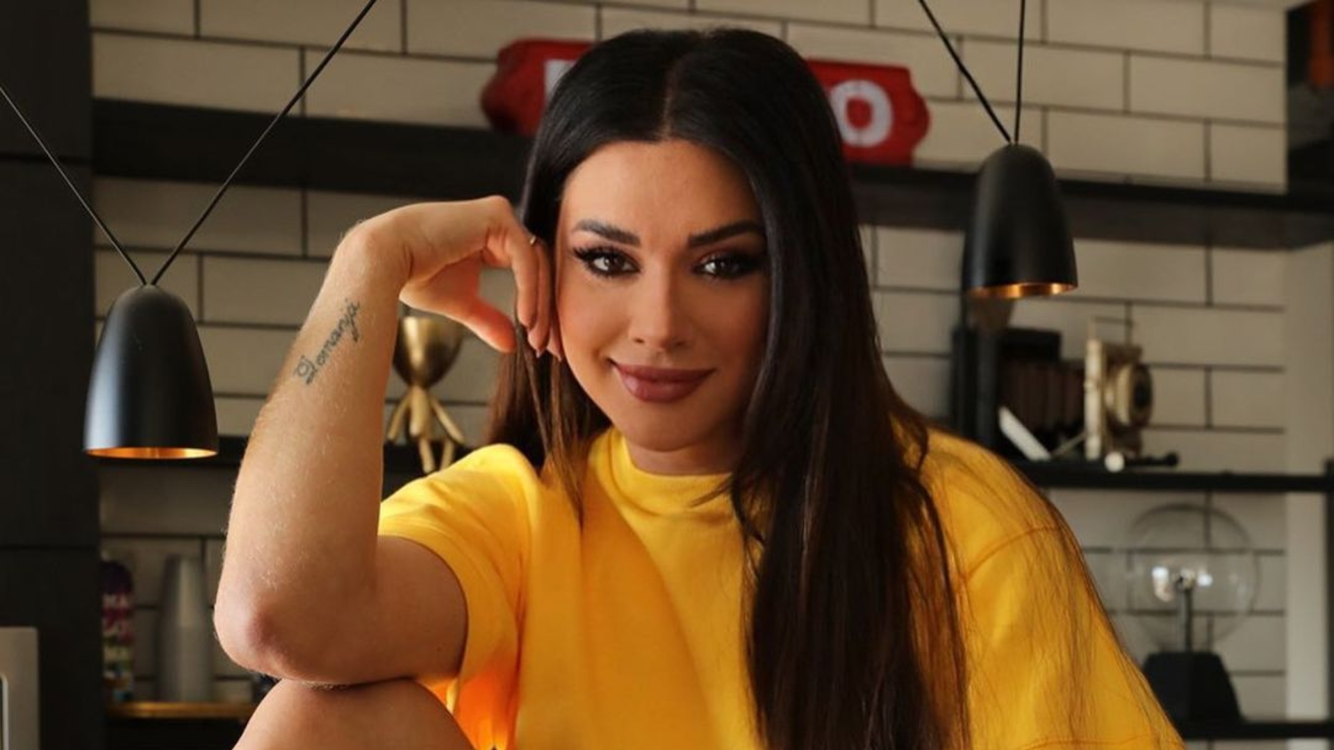 Juju Salimeni ostenta bumbum arrebitado com modelito ousadíssimo