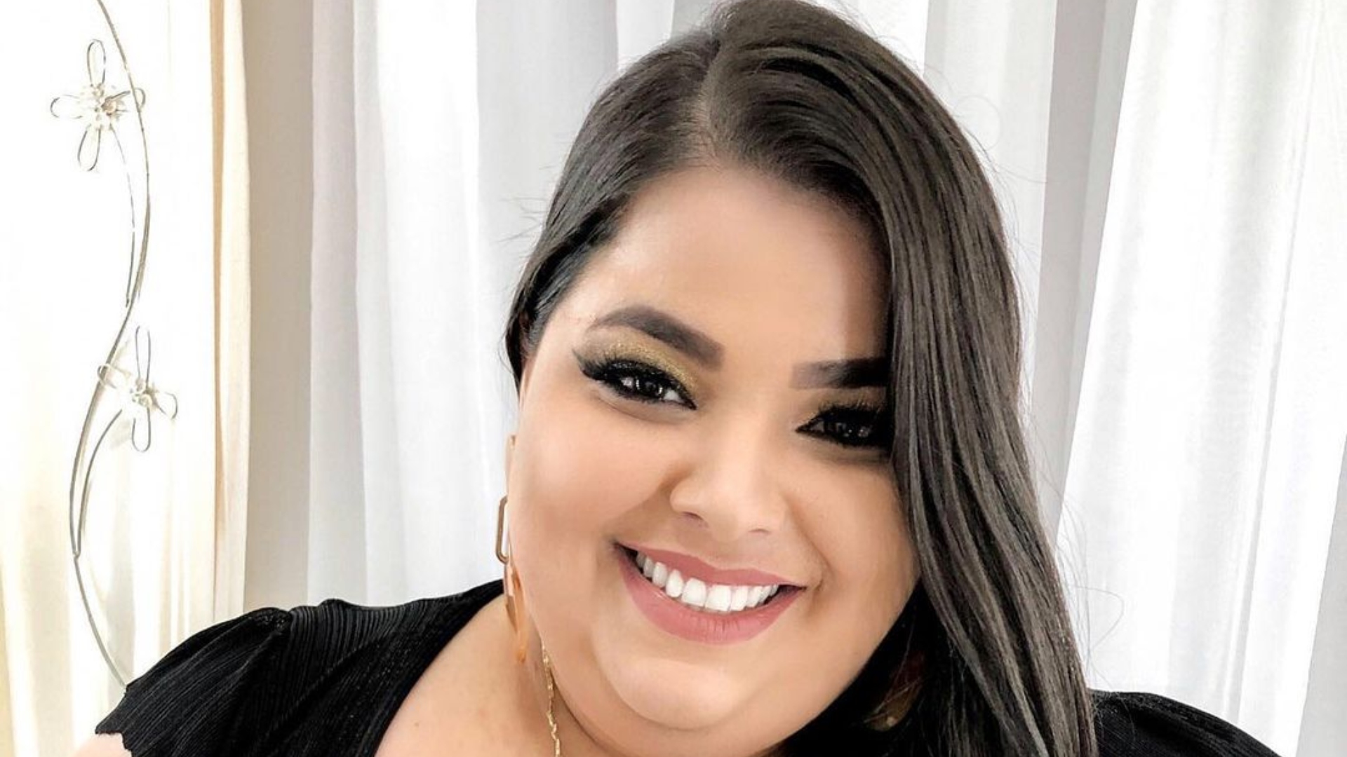 Modelo que foi impedida de pegar voo por ser “gorda demais” embarca de volta ao Brasil