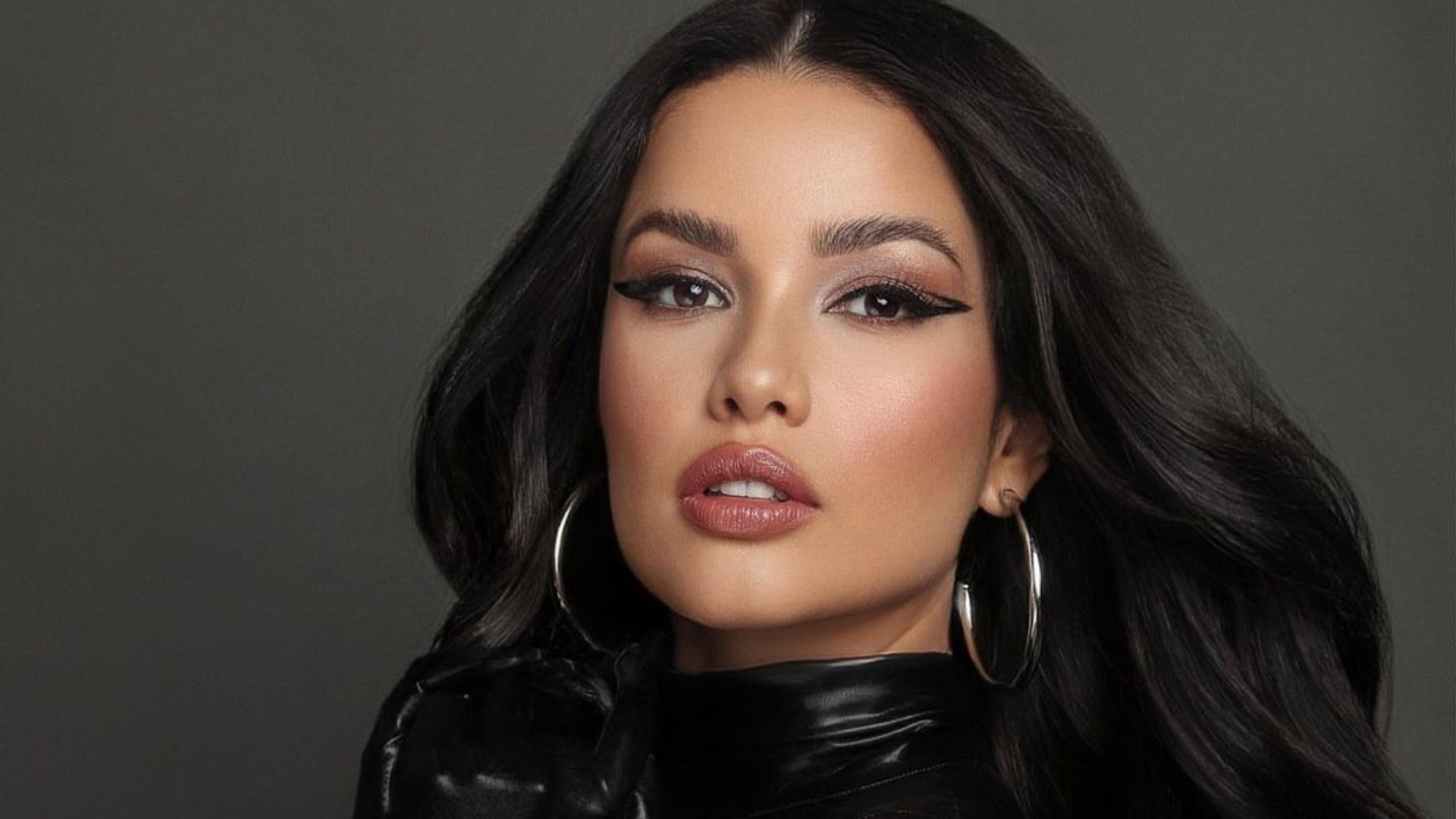 Juliette exibe curvas exuberantes com modelito coladíssimo