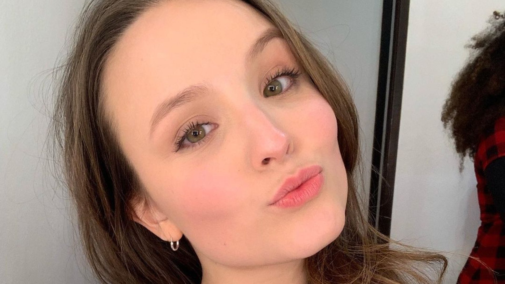 Larissa Manoela exibe bumbum empinado em dia de praia