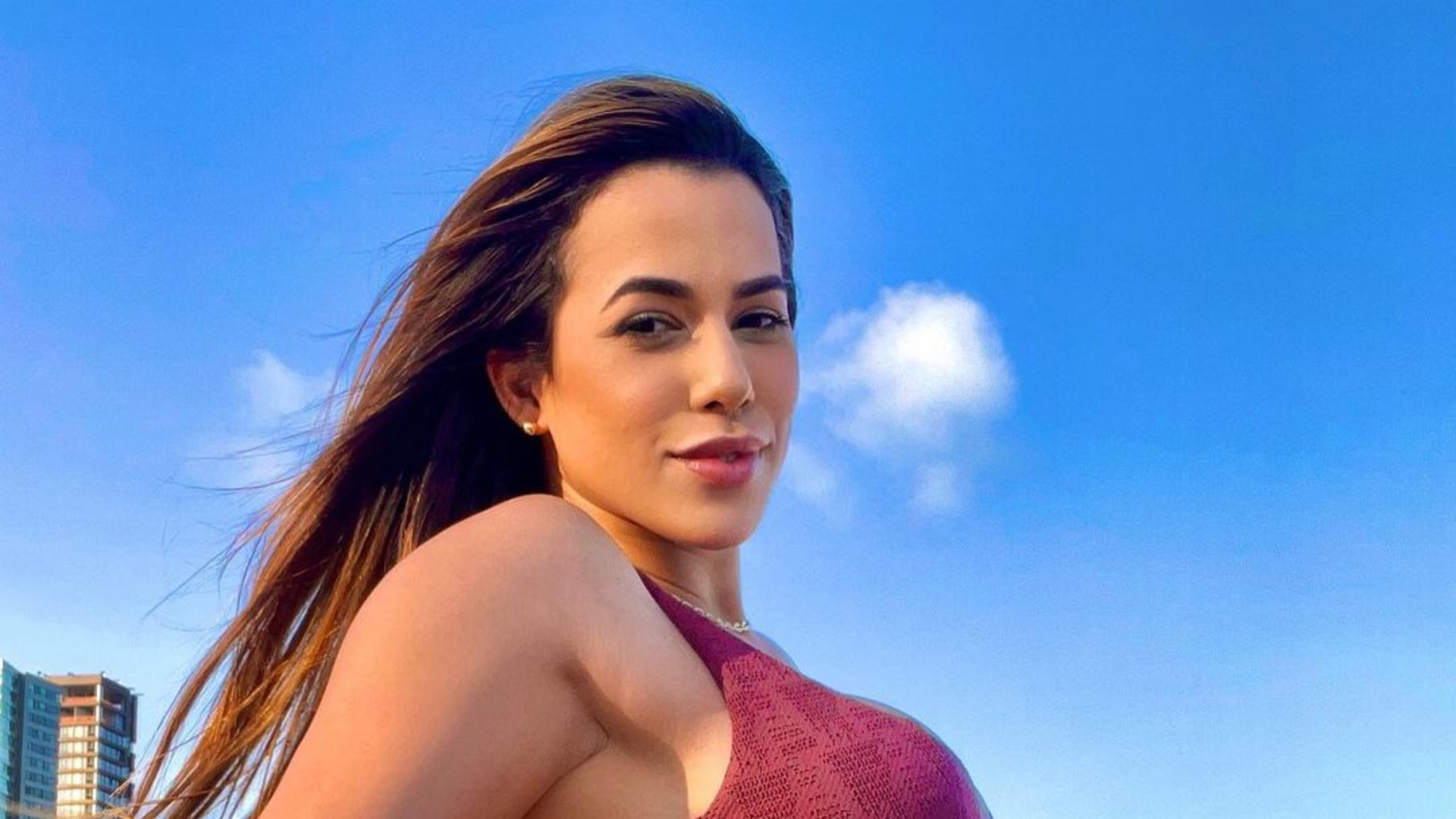 Larissa Tomásia deixa parte íntima à mostra e enlouquece a web