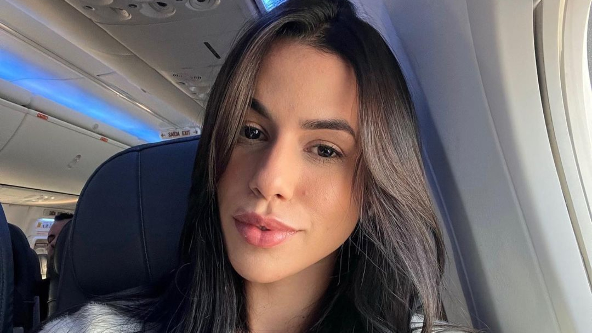 Ex-BBB Larissa Tomásia exibe curvas exuberantes com biquíni minúsculo
