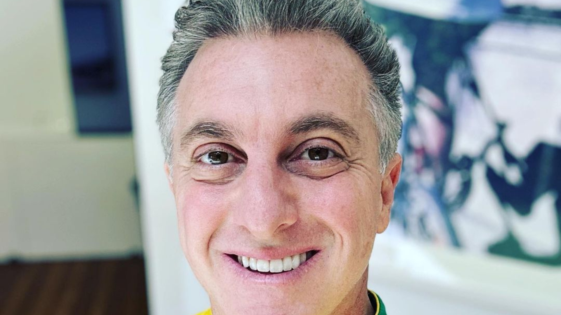 Luciano Hulk faz críticas a ataques contra Gilberto Gil e Neymar