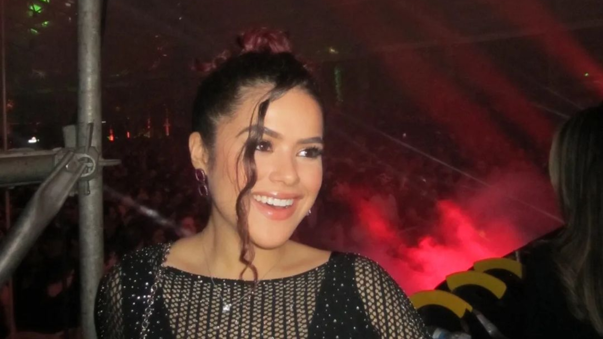 Maisa ostenta barriga sarada com top curtinho