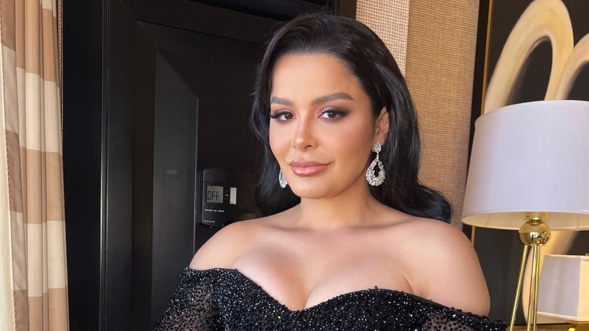 Maraisa dispensa lingerie e quase mostra demais em look transparente