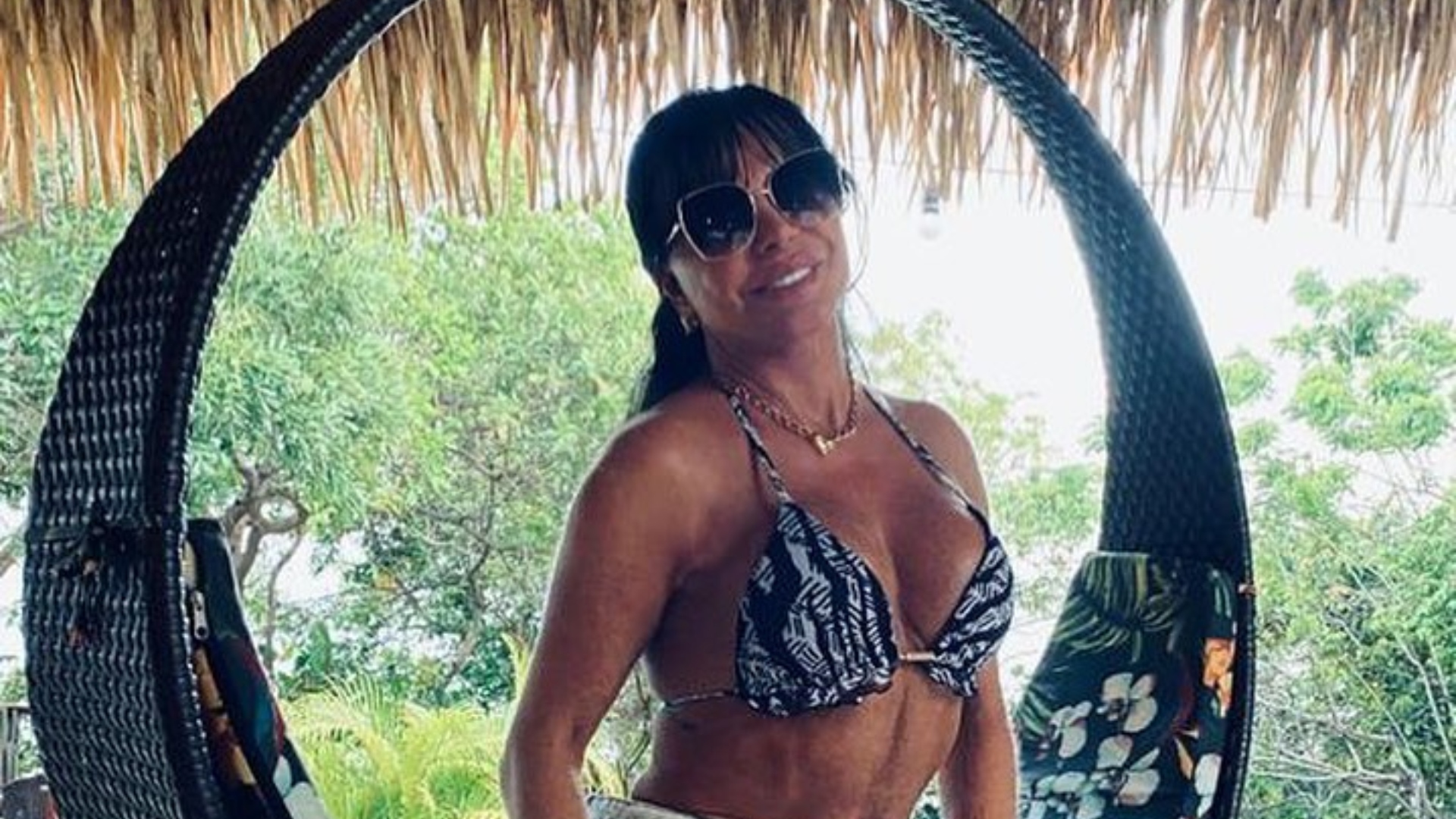 Gretchen exibe bumbum arrebitado com calcinha fio-dental