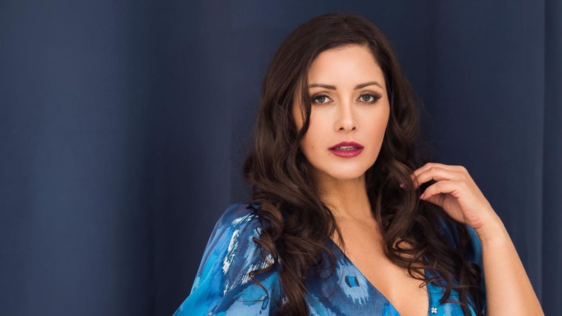 Nana Gouvea ostenta curvas exuberantes com lingerie vermelha minúscula