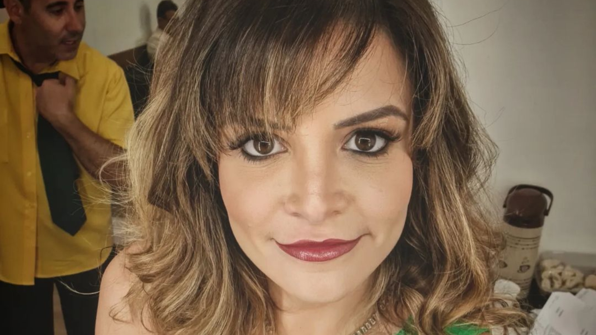 Ex-Chiquititas ostenta corpão com biquíni de fita