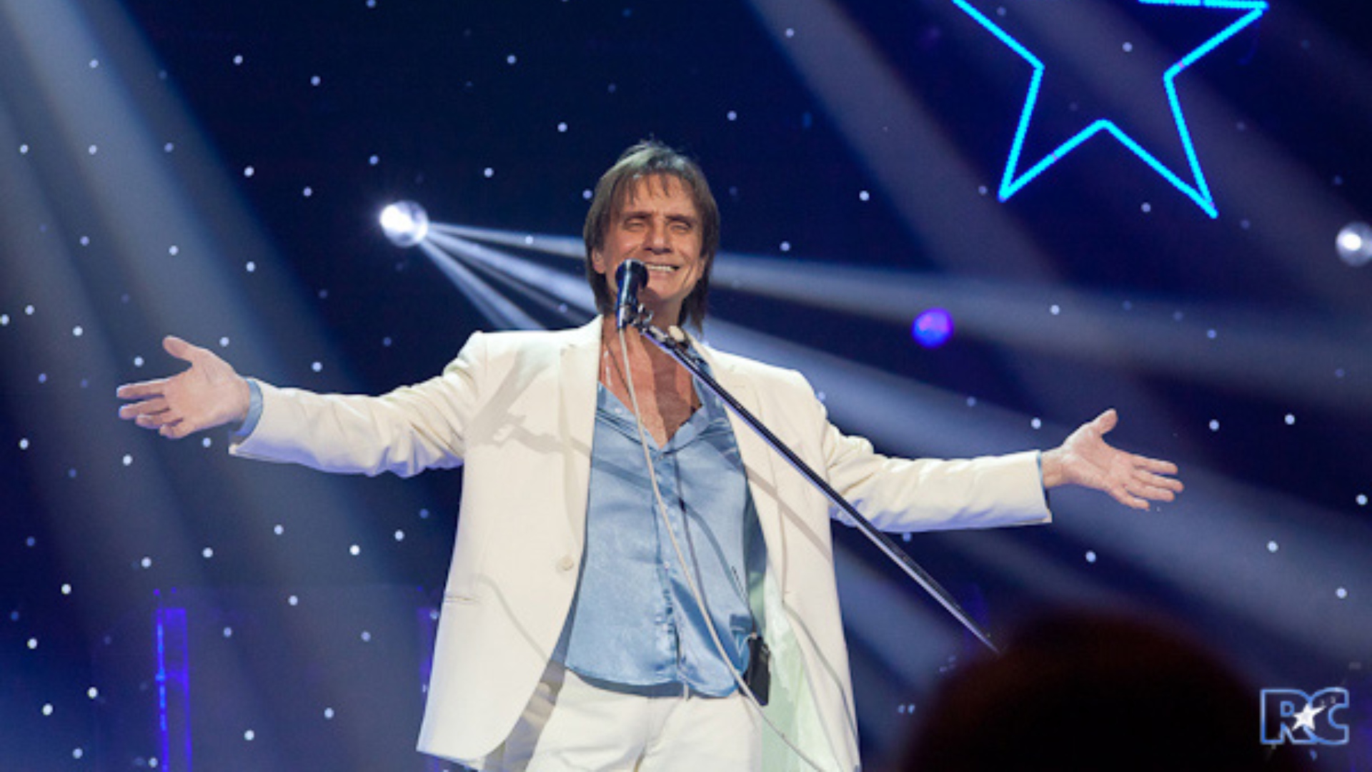 Roberto Carlos faz show emocionante para mulheres em São Paulo