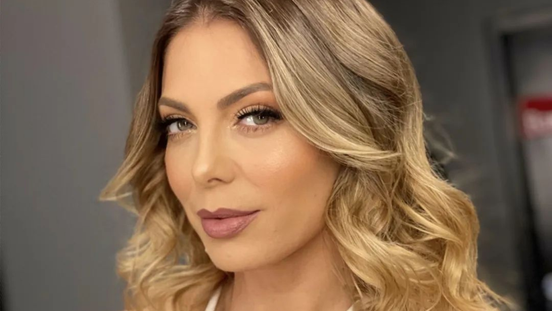 Sheila Mello ostenta bumbum empinado com biquíni minúsculo