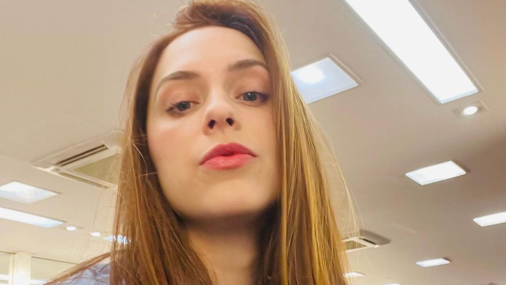 Sophia Abrahão ostente bumbum empinado com biquíni azul