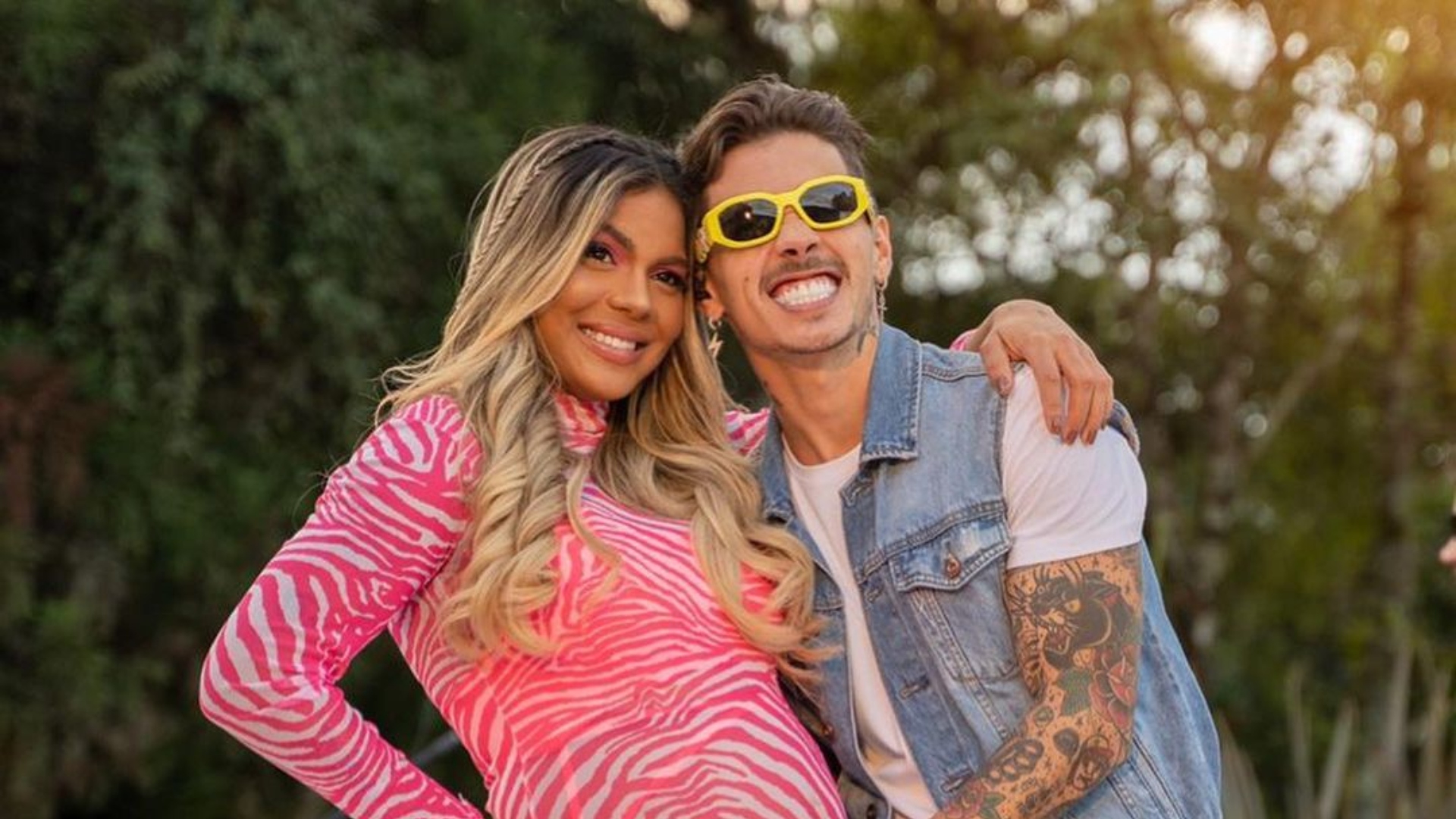 Biel e Tays Reis esquentam o clima e trocam carícias na praia