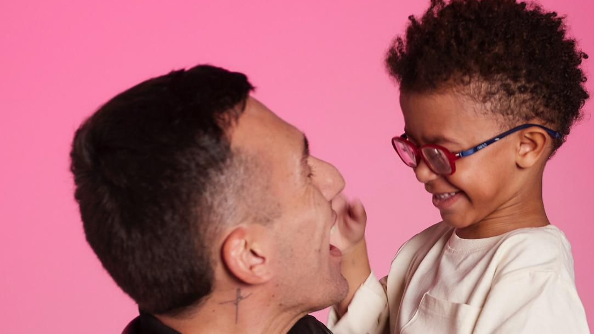 Apresentador Benjamin Cano revela que já fala sobre racismo estrutural com os filhos
