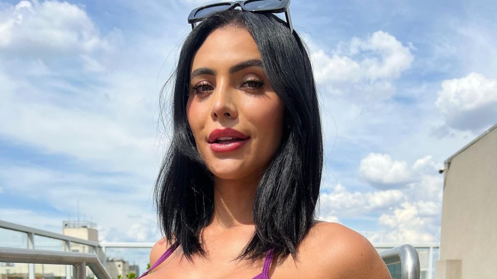 Aline Mineiro exibe bumbum gigante com maiô cavadíssimo