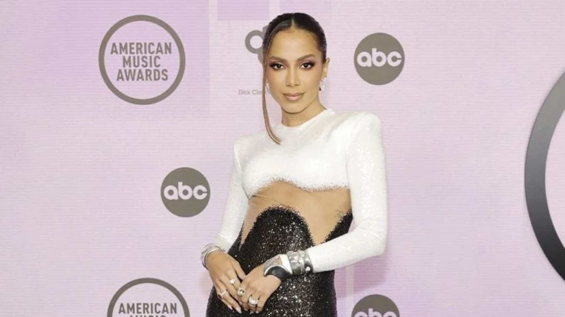 Anitta faz pronunciamento após dar entrada em hospital: “Está tudo bem”