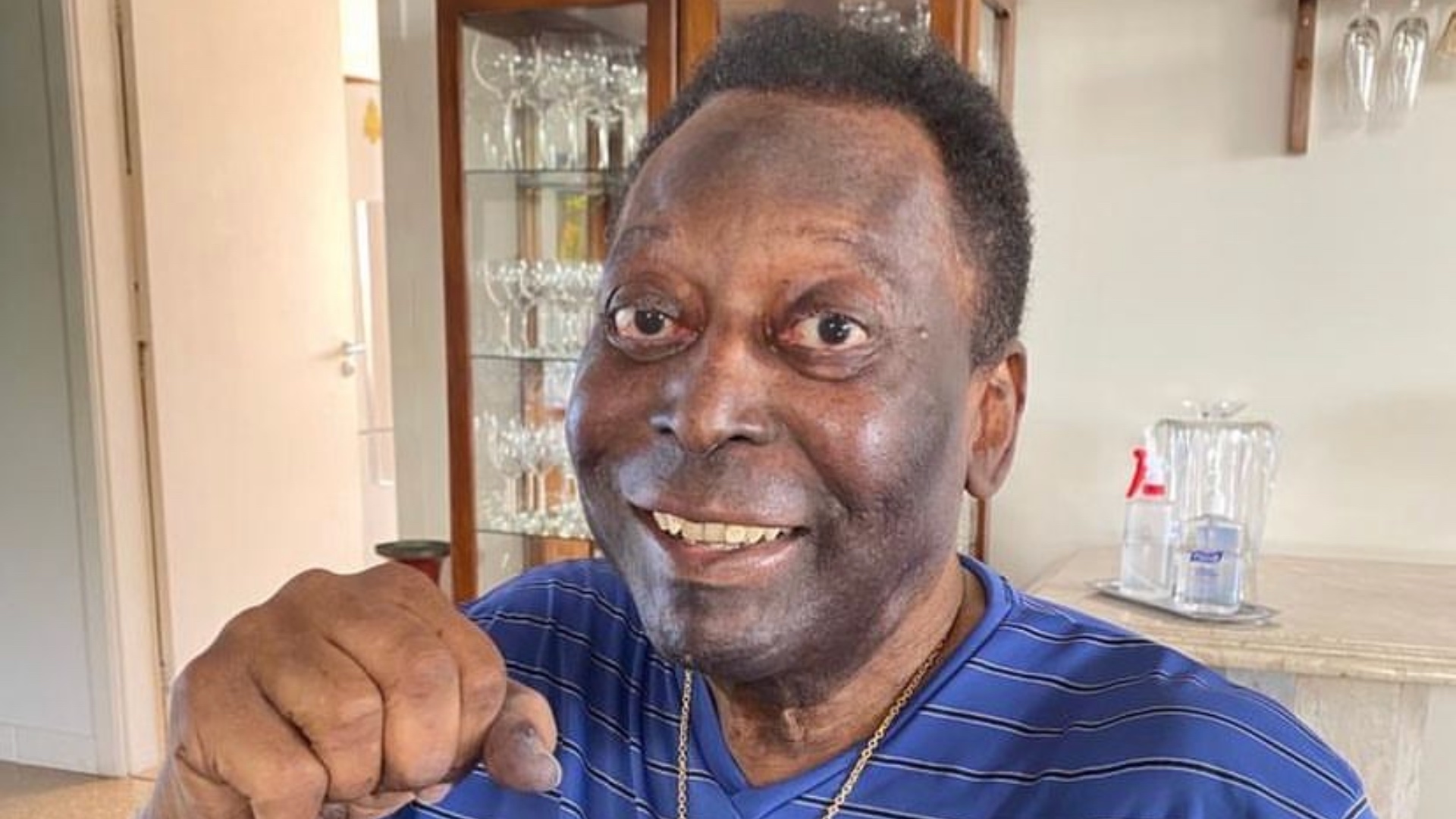 Pelé faz pronunciamento após dar entrada em hospital em São Paulo