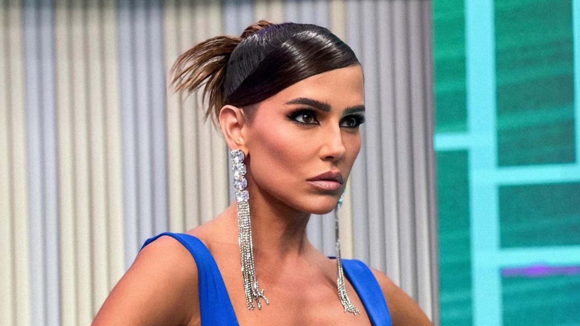 Deborah Secco aposta em body cavadíssimo e exibe curvas exuberantes