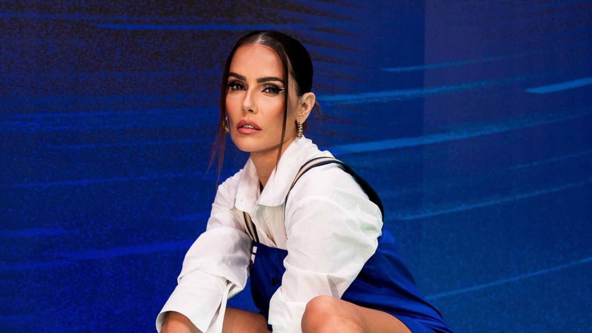 Deborah Secco ostenta curvas exuberantes com biquíni minúsculo