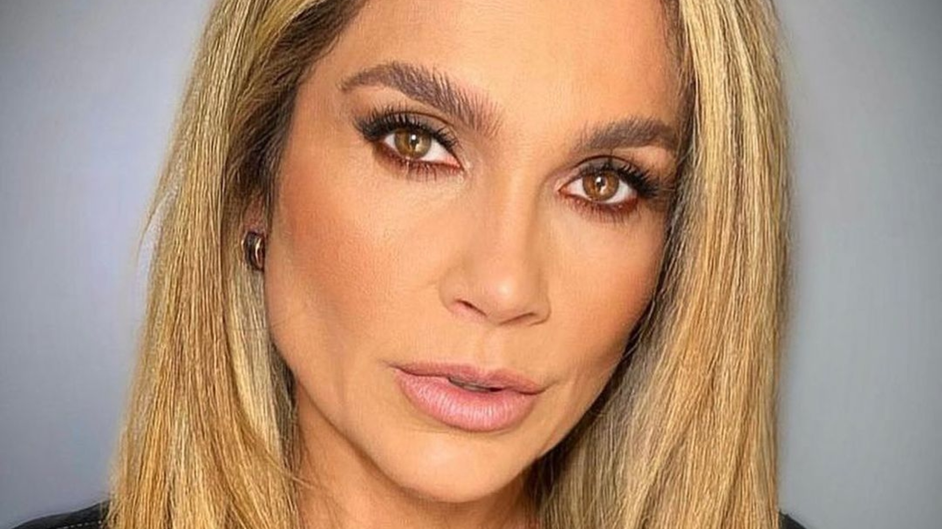 Flávia Alessandra ostenta corpão com maiô fio-dental