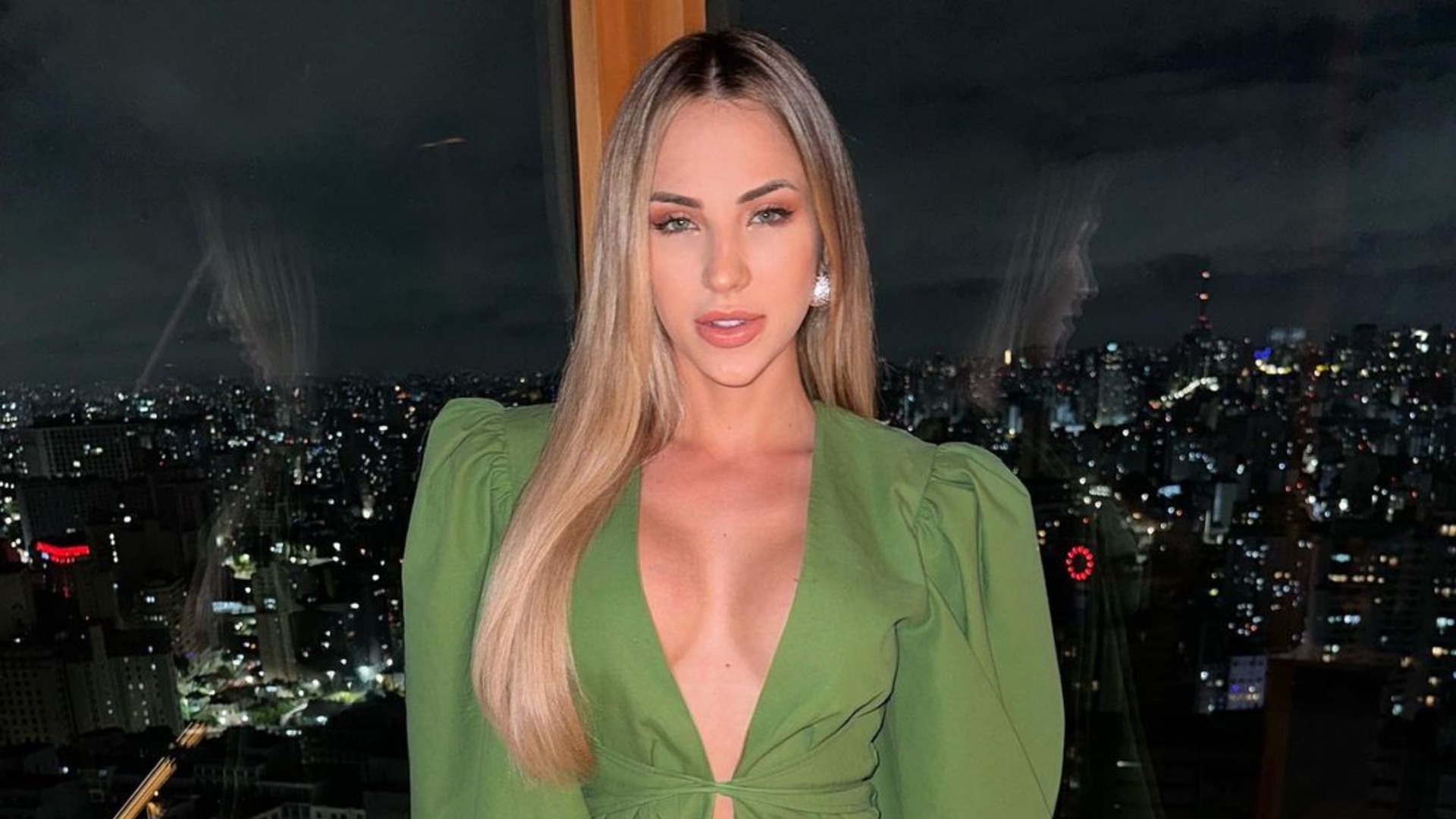 Gabi Martins exibe bumbum empinado com calcinha de biquíni pequenininha