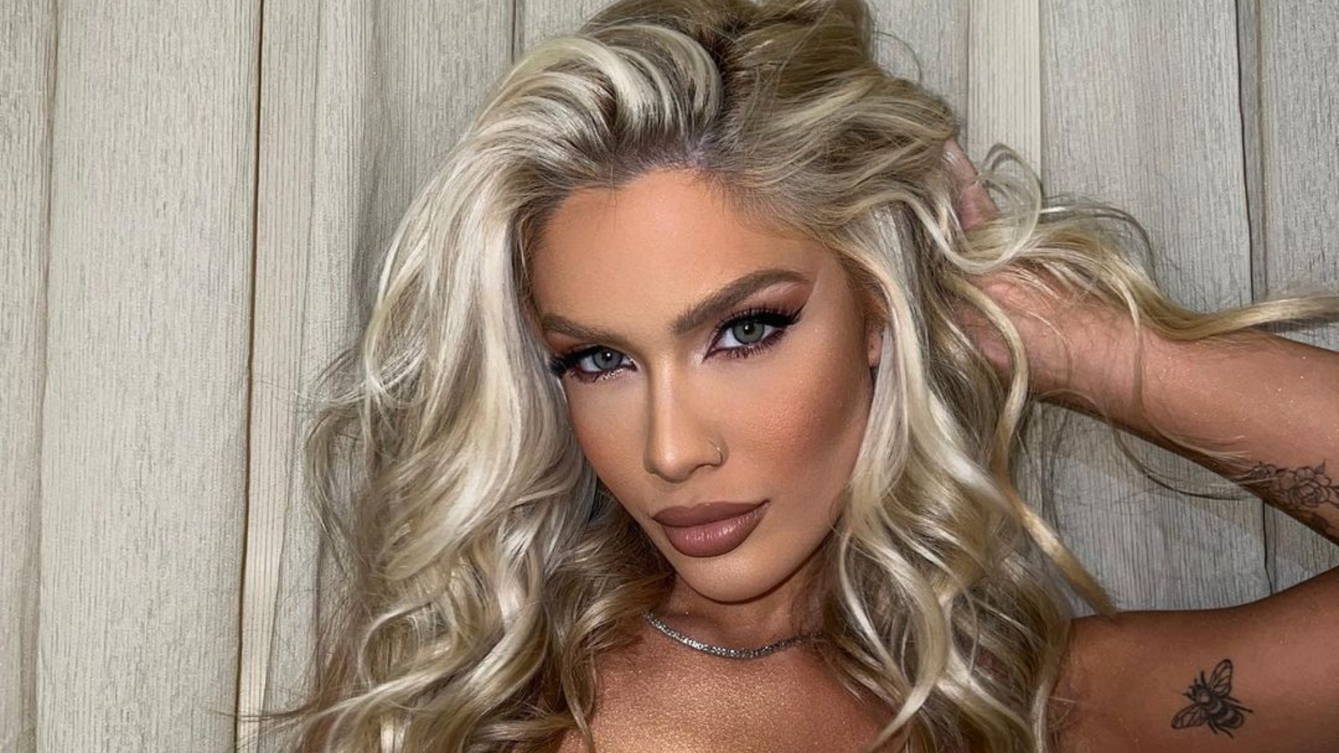 Karoline Lima usa body cavadíssimo e bumbum de fora na ‘Farofa da Gkay’