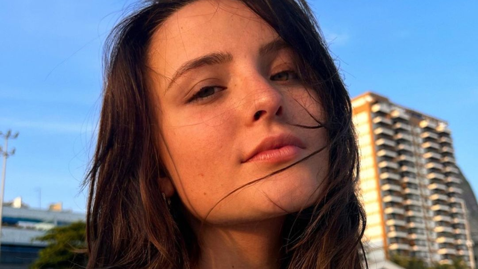 Larissa Manoela ostenta decote ousadíssimo e recebe mensagem picante de André Luiz Frambach