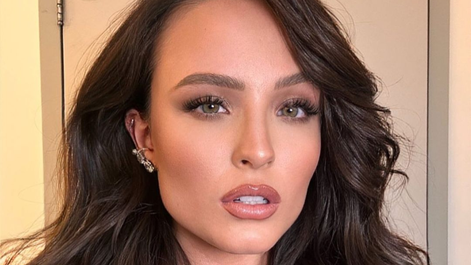 Larissa Manoela ostenta curvas belíssimas com biquíni rosa