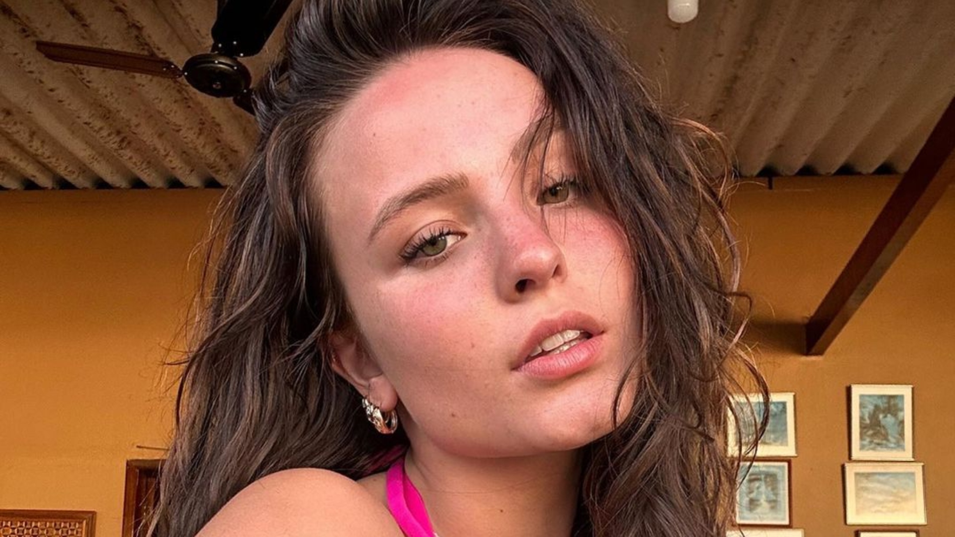 Larissa Manoela usa maiô cavadíssimo e deixa pernões de fora