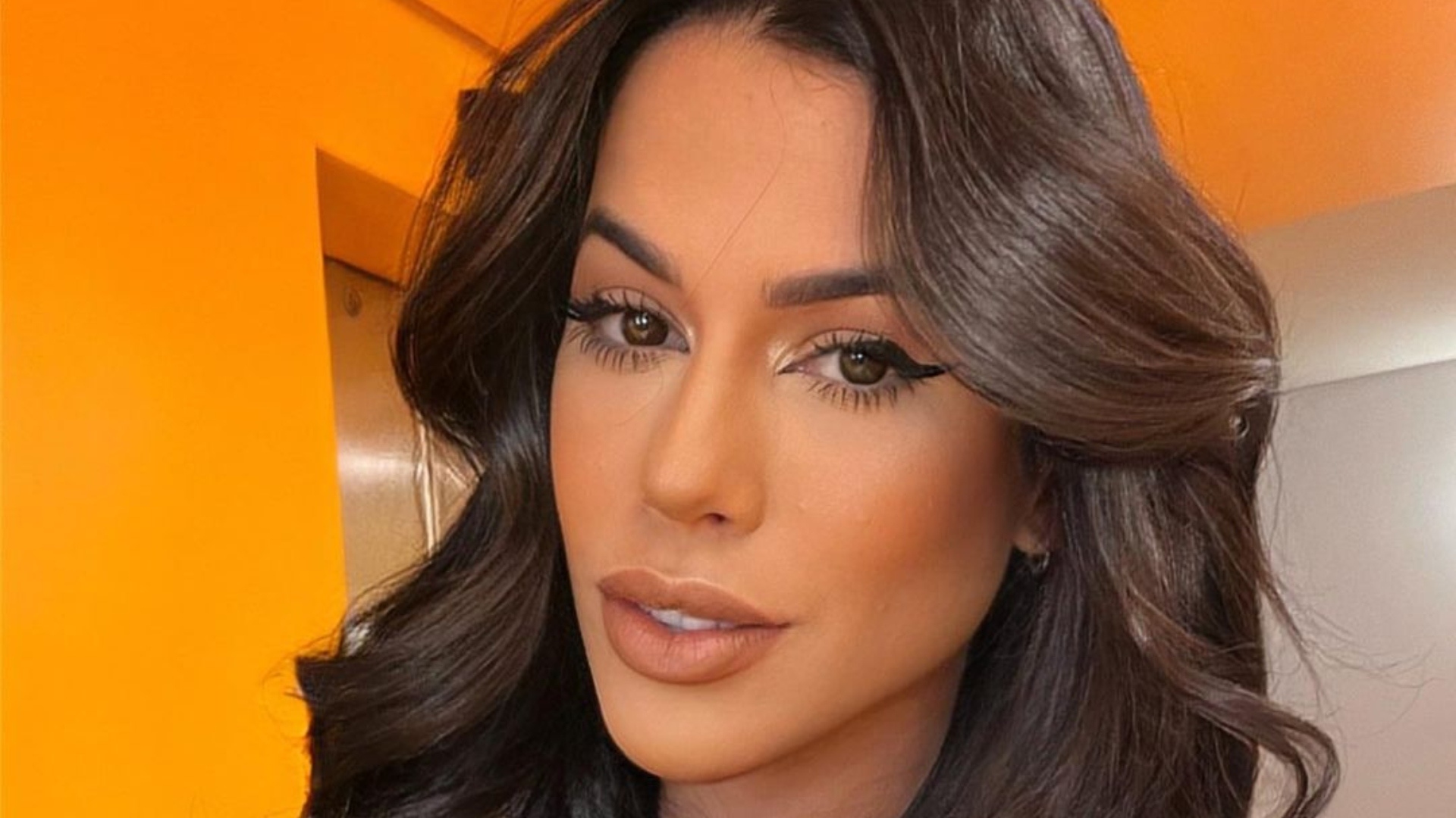 Ex-BBB Larissa Tomásia aposta em modelito ousadíssimo e quase mostra demais
