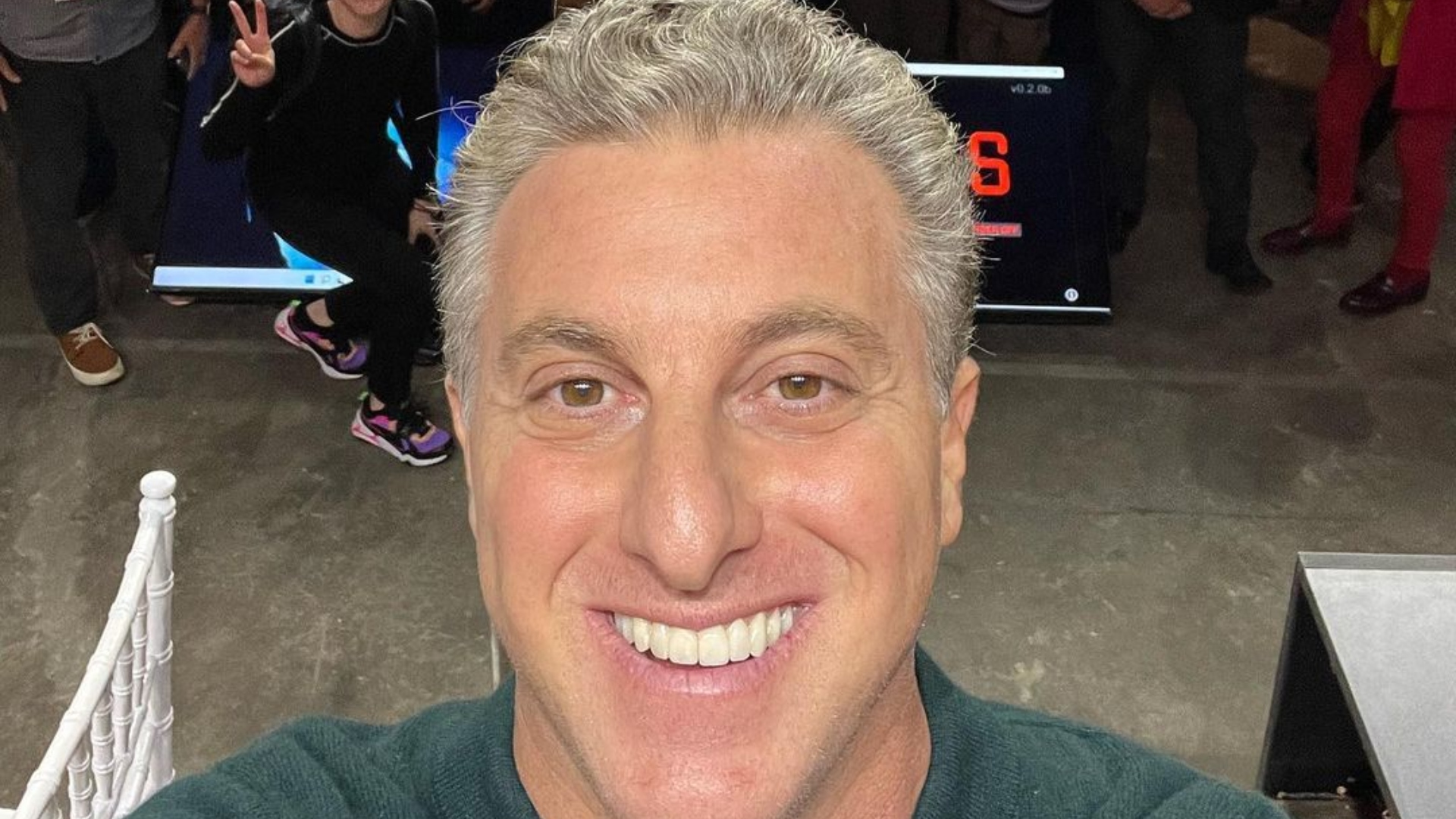 Luciano Huck comete gafe diversas vezes e web detona: “Ninguém avisou?”