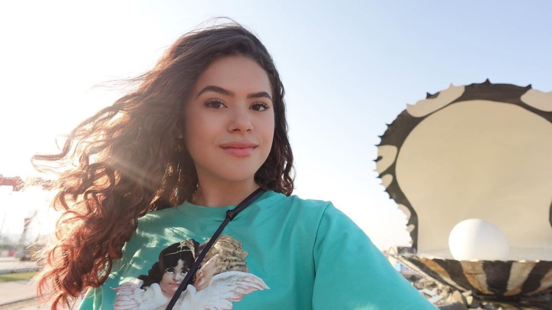 Maisa Silva ostenta curvas exuberantes com biquíni estampado