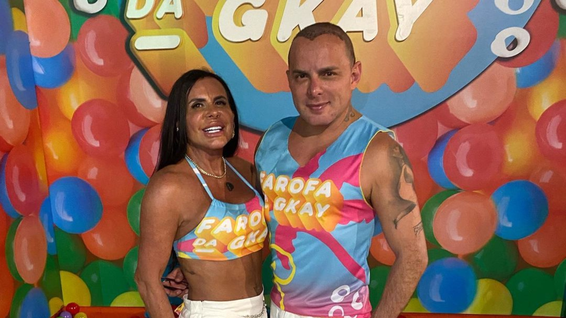 Com calcinha fio-dental, Gretchen não esconde nada em foto picante com o marido