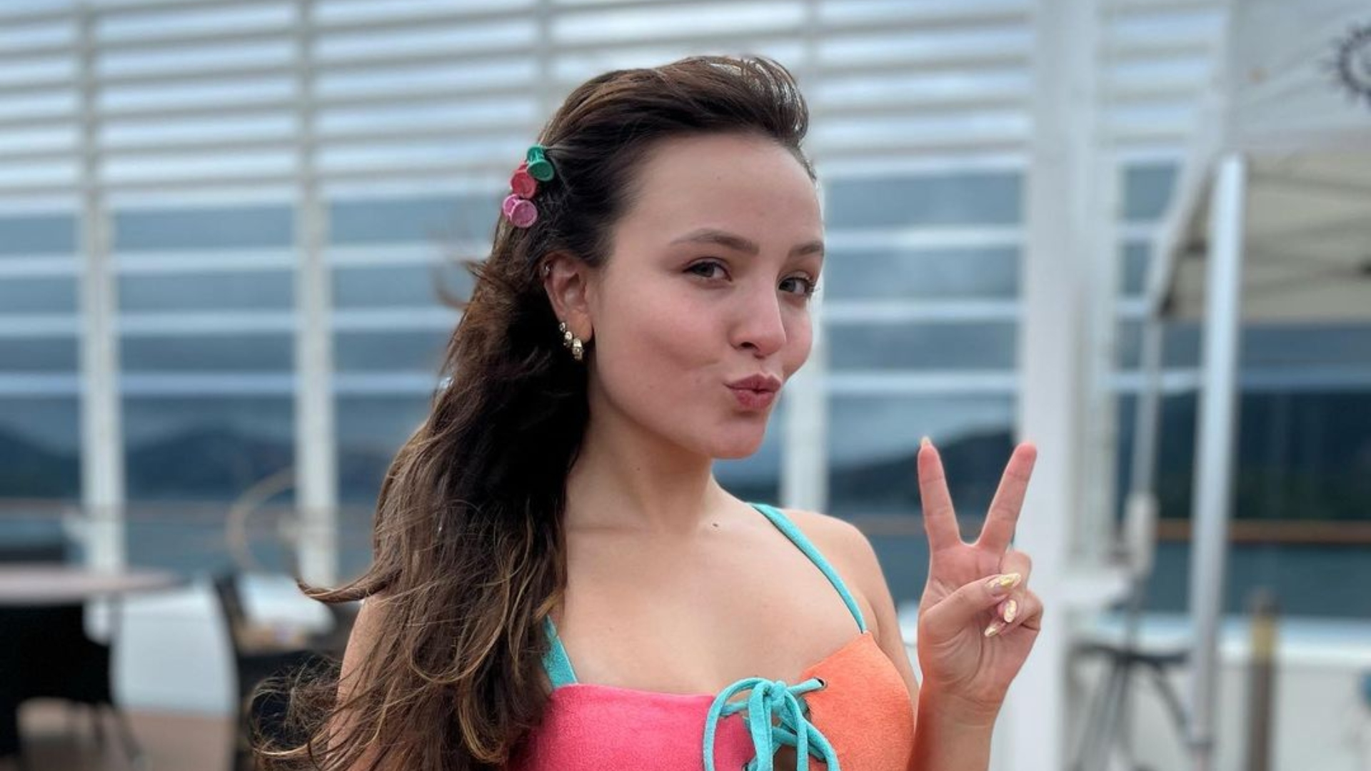 Larissa Manoela ostenta bumbum empinado com biquíni lilás