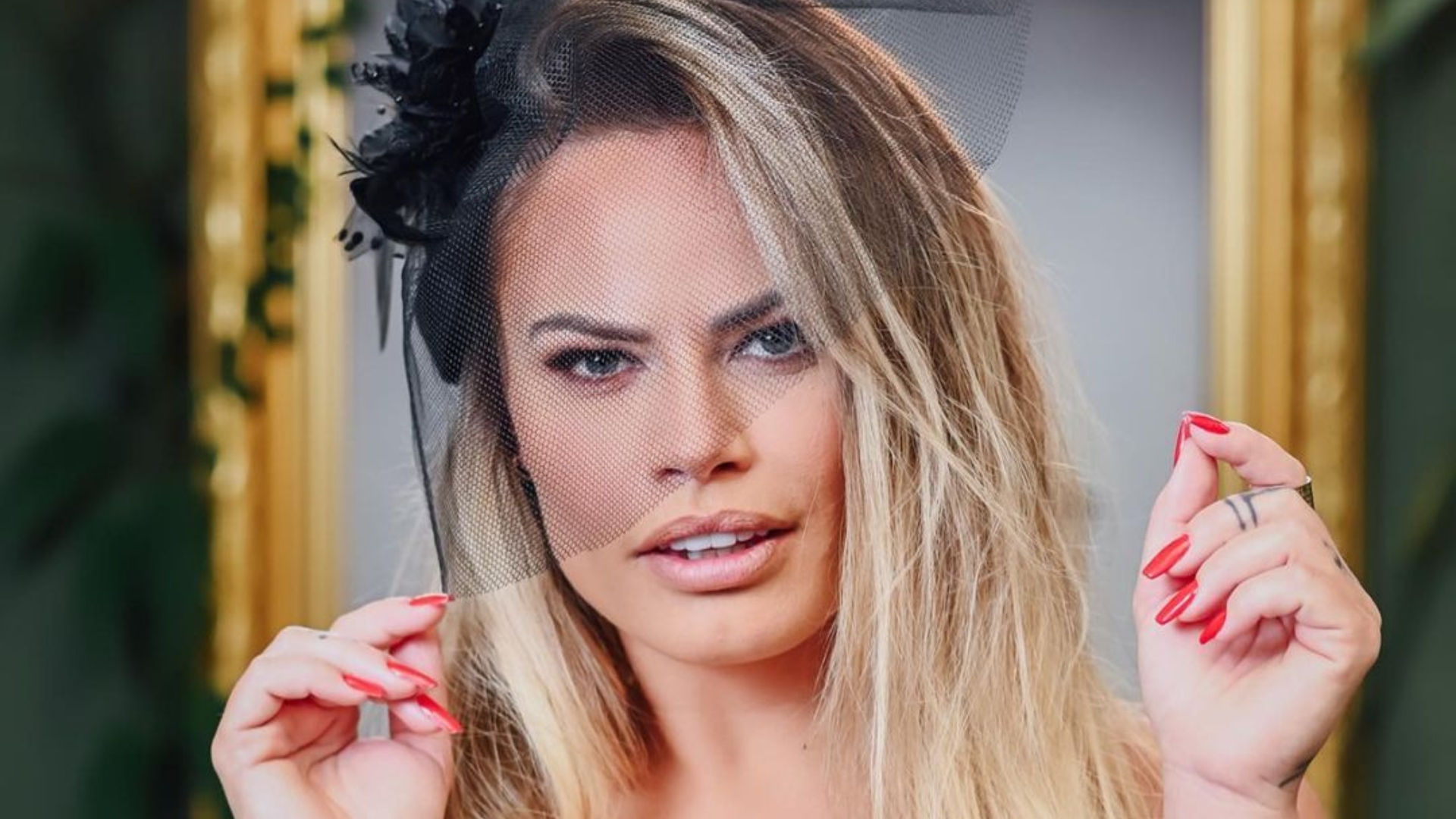 Ex-BBB Nati Casassola dispensa calcinha e sensualiza em quatro apoios