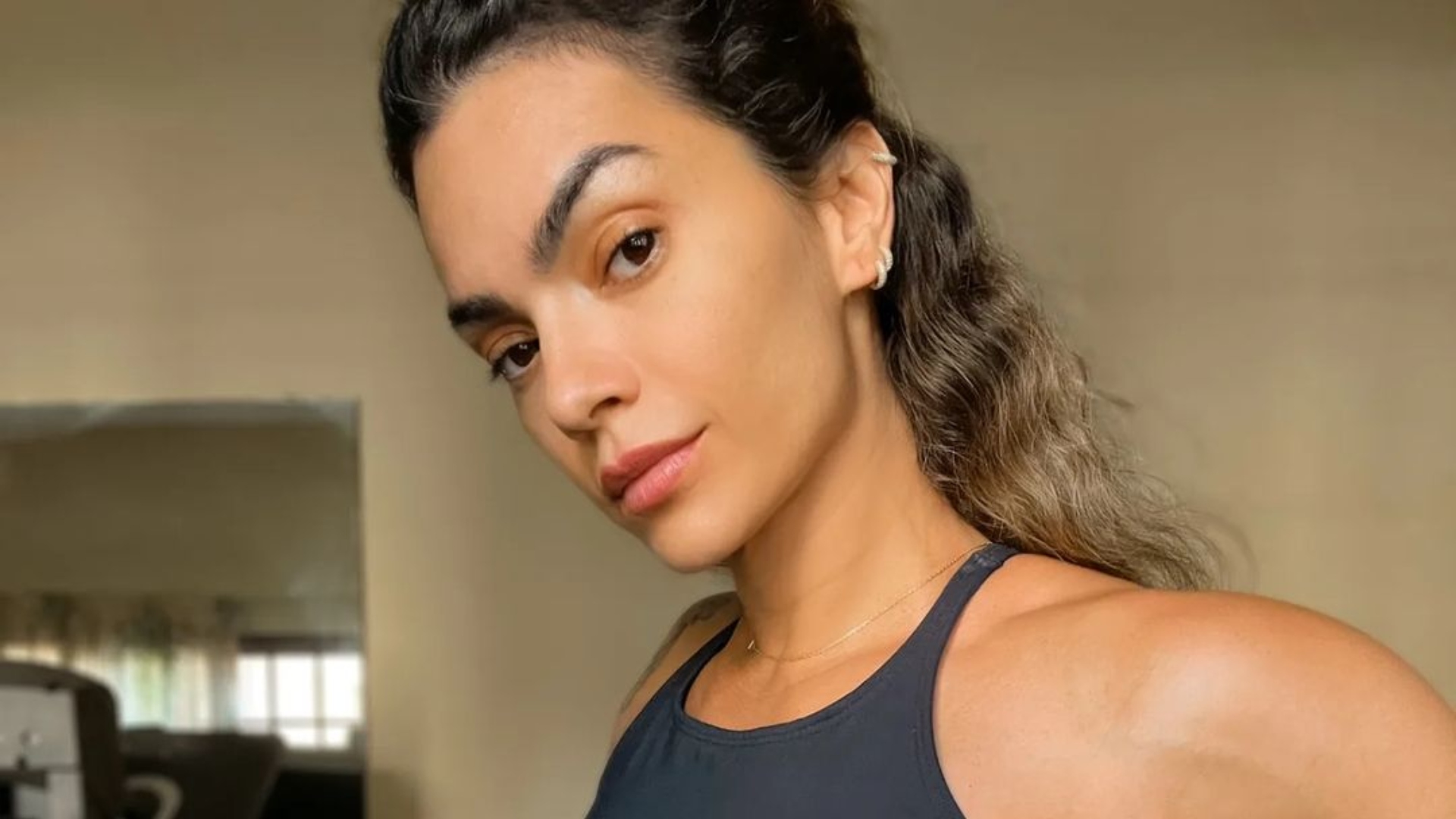 Com calcinha minúscula, Kelly Key exibe detalhes de “dia de pesca”