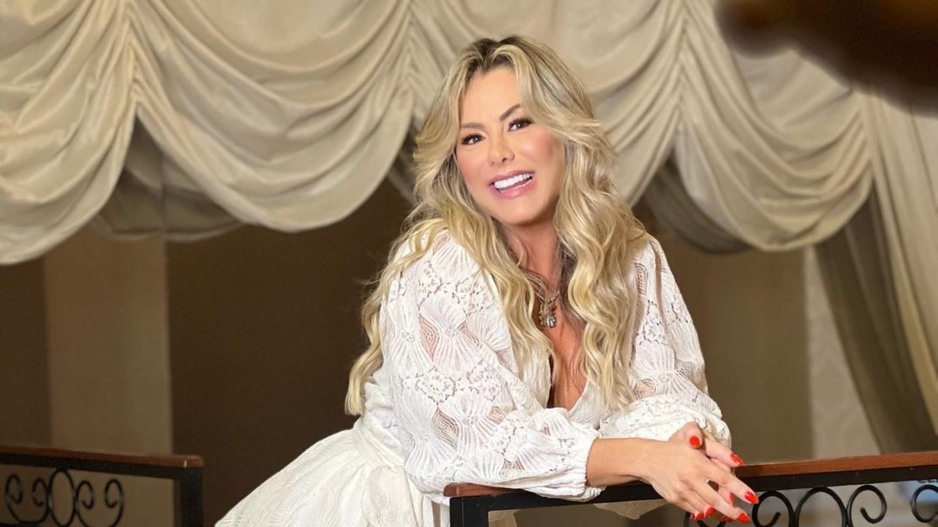 Esposa de Leonardo, Poliana Rocha dispensa blusa e tapa seios com peça de pelos