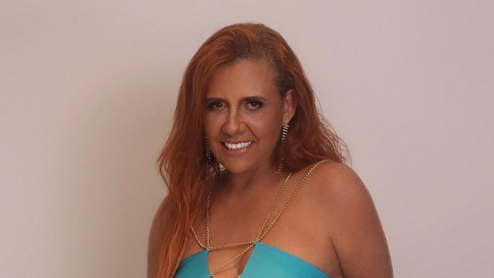 Rita Cadillac usa calcinha ousada e quase mostra demais