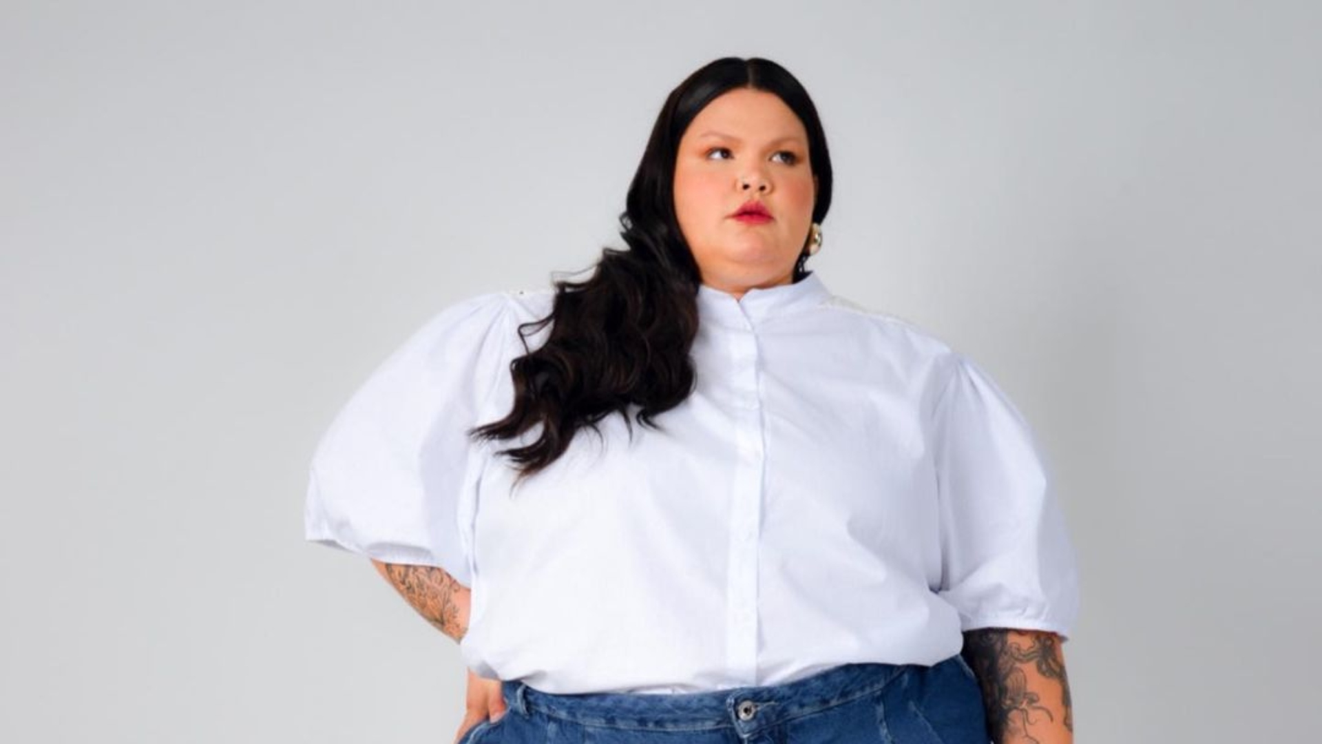 Thais Carla ostenta bumbum empinado com calcinha fio-dental