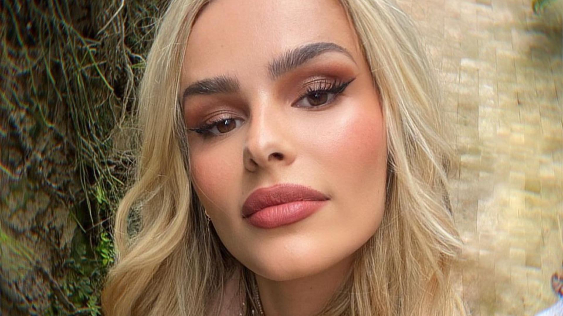 Yasmin Brunet usa calcinha cavadíssima e quase mostra demais
