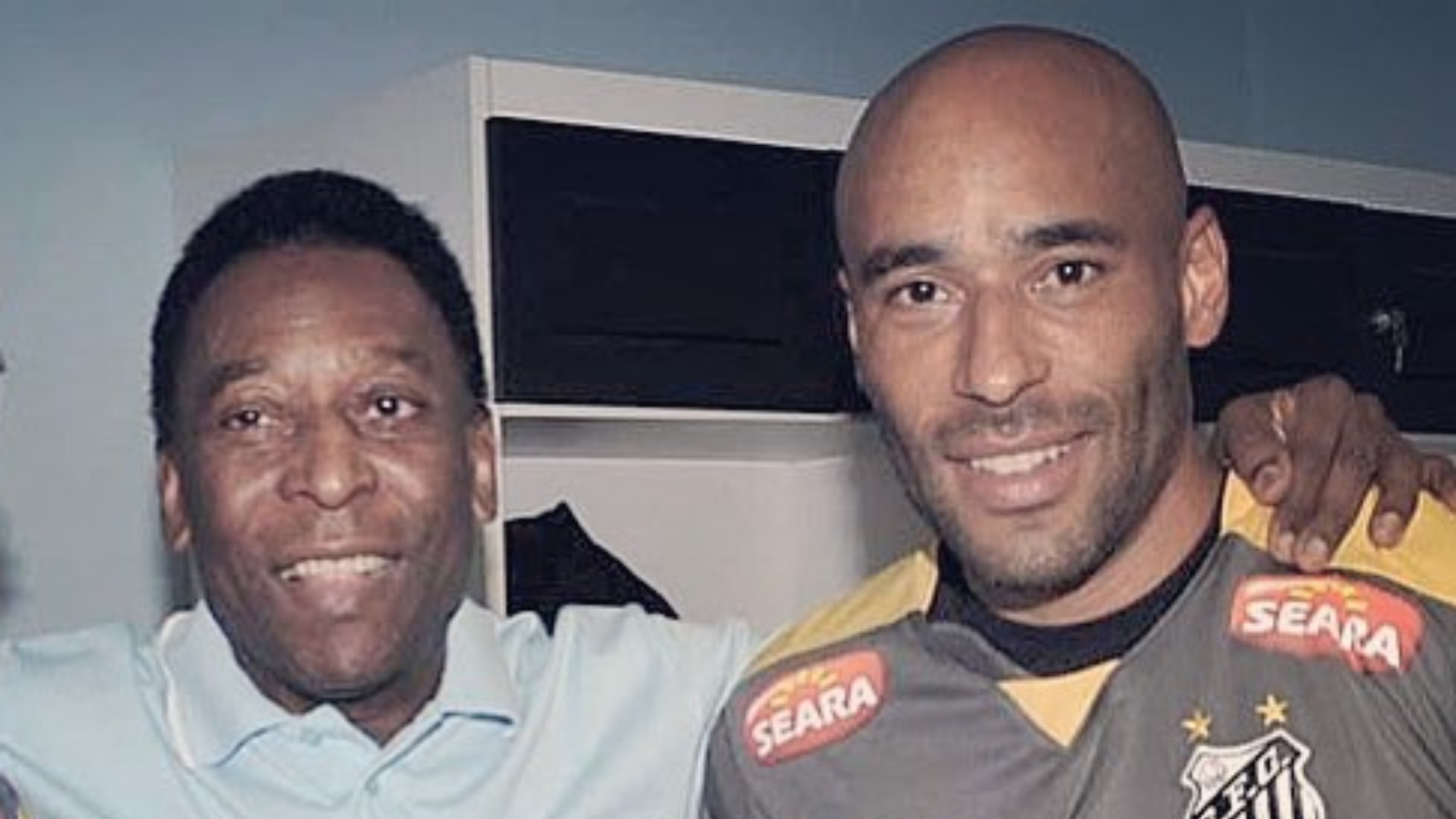 Filho de Pelé mostra caixão do pai e se emociona em despedida