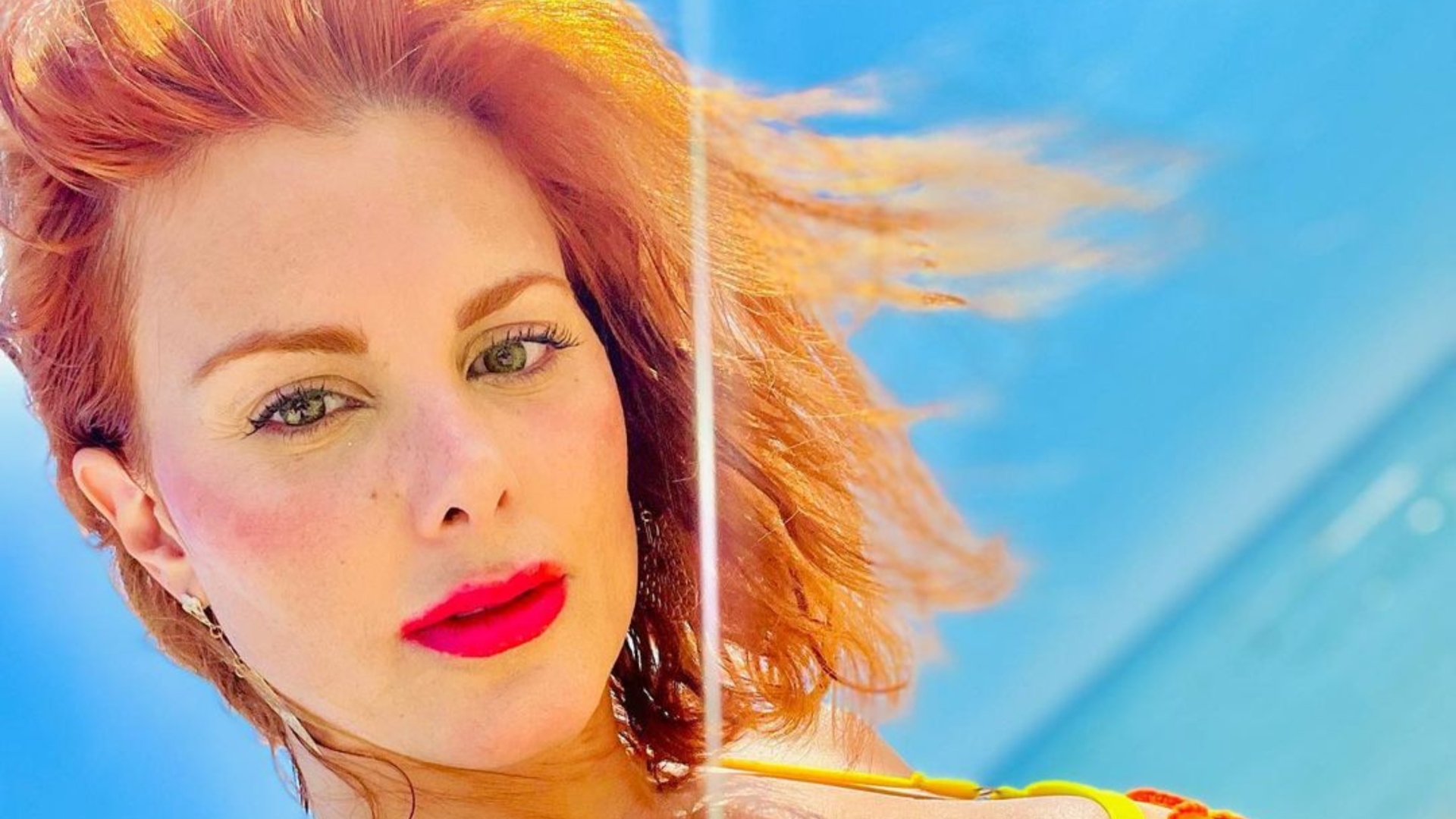 Deborah Albuquerque exibe bumbum empinadíssimo com biquíni vermelho