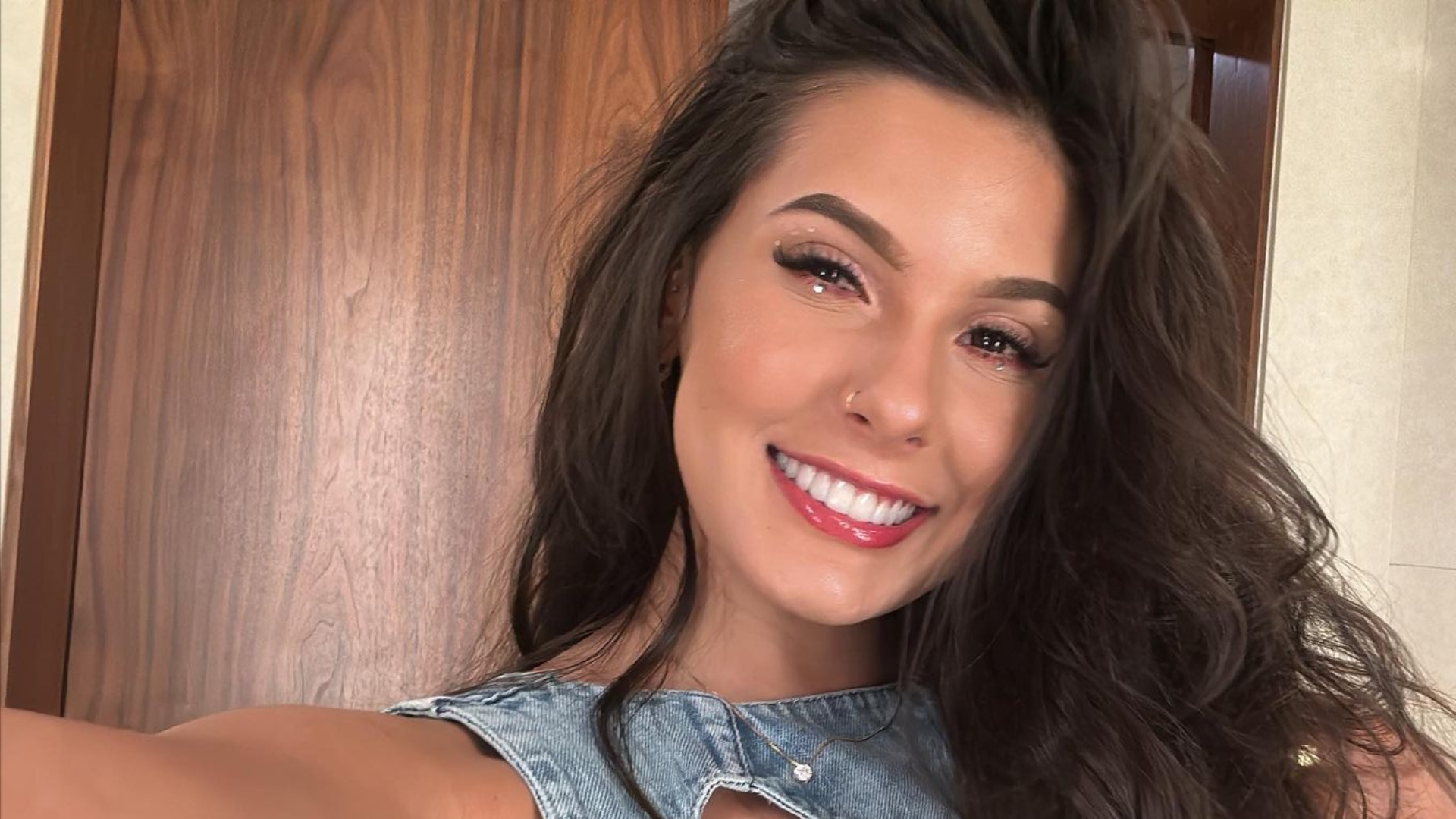 Ana Castela ostenta curvas exuberantes com top curtíssimo e saia coladinha