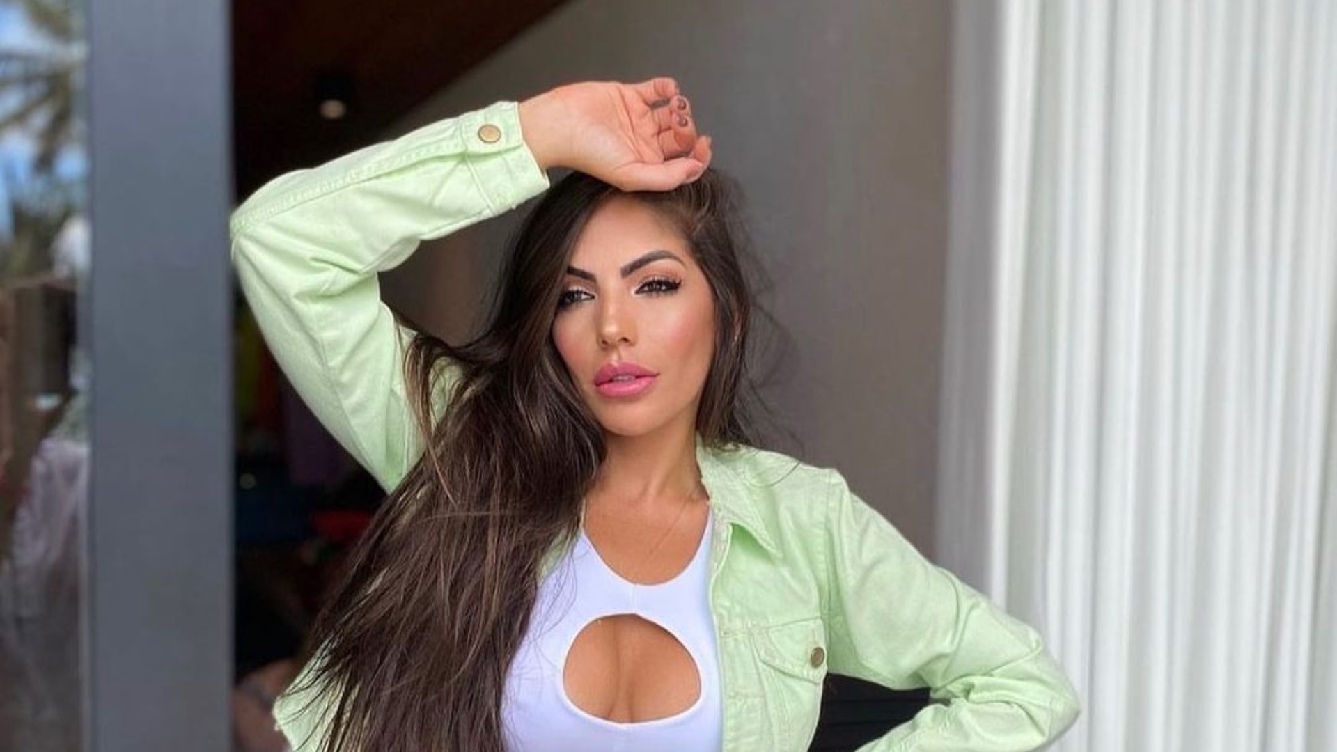 Ex-BBB Anamara vira alvo de piadas após bizarrice em foto de biquíni
