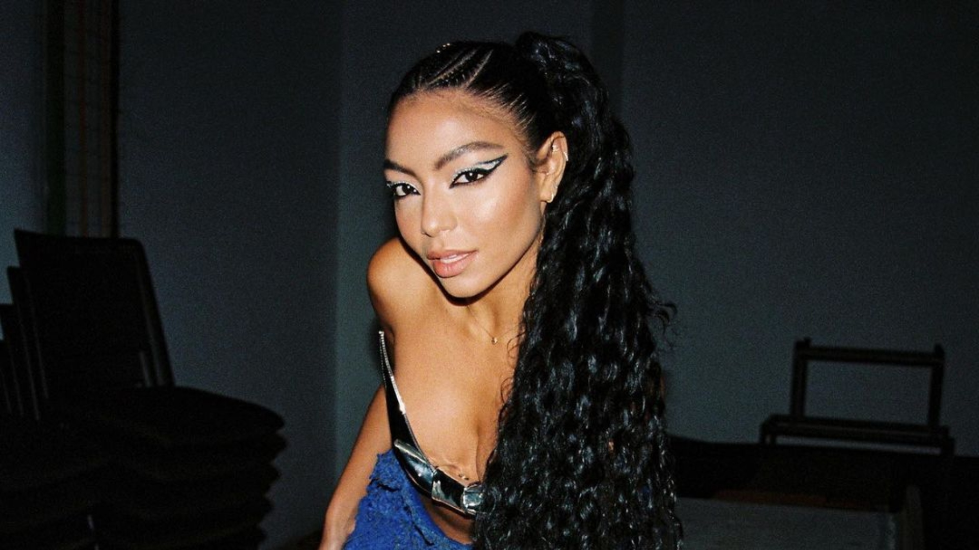 Any Gabrielly aposta em modelito transparente e exibe curvas exuberantes